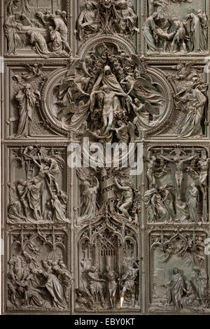 Detail, Bronze Haupteingang des Mailänder Dom mit Szenen aus dem Leben der Maria, Bildhauer Lodovico Pogliaghi, Stadtzentrum, Milan Stockfoto
