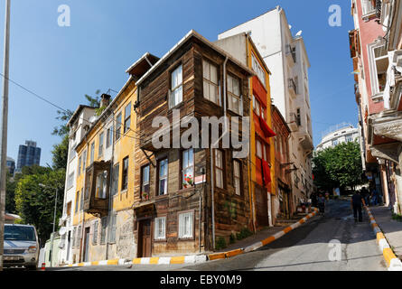 Altes Holzhaus in Yeni Carsi Caddesi, Europa, Beyoğlu, Istanbul, europäische Seite, Provinz Istanbul, Türkei, europäische Seite Stockfoto