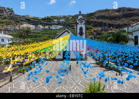 Festdekoration vor Sao Bento Pfarrkirche, Ribeira Brava, Madeira, Portugal Stockfoto