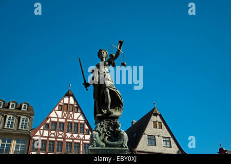 Gerechtigkeit mit Schuppen, Justitia-Brunnen, Brunnen der Justiz auf dem Römerberg, Altstadt, Frankfurt Am Main, Hessen Stockfoto