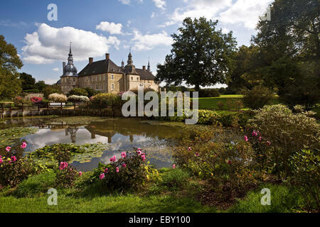 Teich im Park von Lembeck Schloss, Dorsten, Ruhrgebiet, Nordrhein-Westfalen, Deutschland Stockfoto