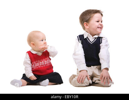 Bruder und Schwester auf dem Boden sitzend Stockfoto