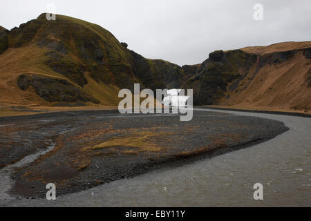 Fluss aus Wasserfall Stjornarfoss schlängelt sich durch ein Sander, Island, SuedIsland Stockfoto
