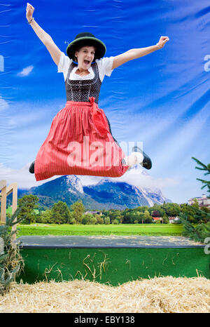 Steirischen Frau fröhlich springen auf einem Volksfest in einem traditionellen costum Stockfoto