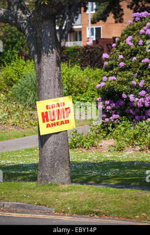 Road Hump Ahead-Schild neben der Straße in Poole, Dorset, Großbritannien im Mai Stockfoto