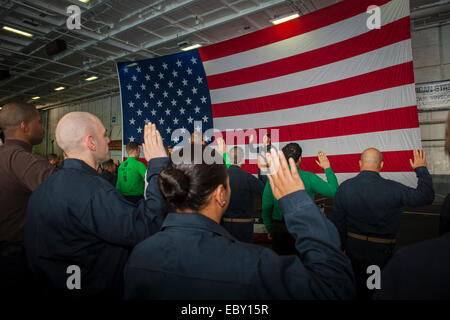 Chief of Naval Operations Admiral Jonathan Greenert wirbt neu Matrosen bei einem alle Hände Anruf in der Bucht an Bord der nuklearen Flugzeugträger USS Carl Vinson Kleiderbügel 28. November 2014 in das Arabische Meer. Stockfoto