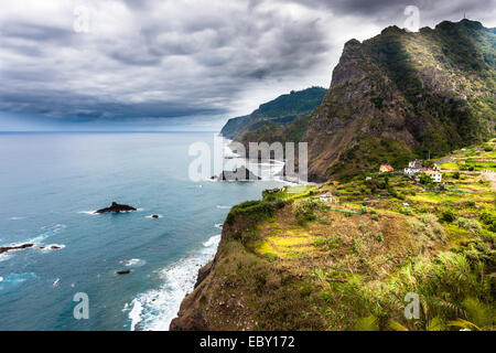 Nordküste mit Steilküste in der Nähe von Boaventura, Vicente, Boaventura, Madeira, Portugal Stockfoto