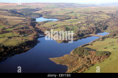 Luftaufnahme des Wayoh Reservoirs mit Entwistle Reservoir im Hintergrund, Edgworth in der Nähe von Bolton in Lancashire, UK Stockfoto