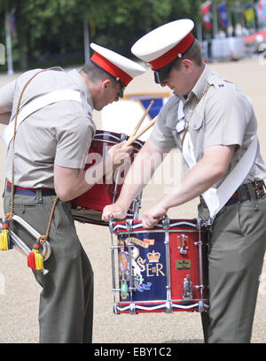 Britische, niederländische und amerikanische Royal Marines Proben für Horse Guard Parade ist Teil der Feierlichkeiten zum 350. Jahrestag der Marines. Dies ist die größte jemals schlagen Retreat mit 490 Reihen auf der Parade ist das erste Mal alle drei Tog sind Stockfoto