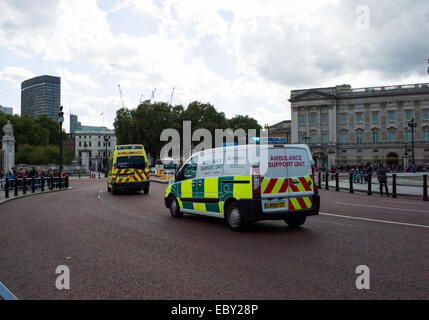 London Ambulance bahnt sich ihren Weg durch den Verkehr unterwegs Spurr Stockfoto