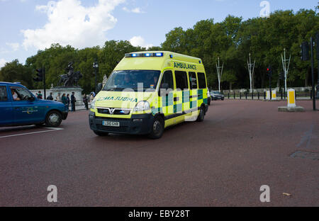 London Ambulance bahnt sich ihren Weg durch den Verkehr unterwegs Spurr Stockfoto