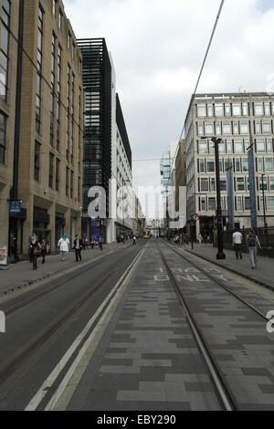 Weiße Wolken Porträt Bürgersteig Menschen, Gebäude, Metrolink Straßenbahnlinien Mosley Street, Piccadilly Art Gallery, Manchester Stockfoto