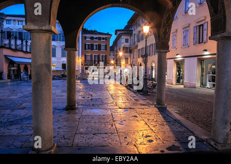 Riva del Garda Stadt bei Nacht, Italien Stockfoto