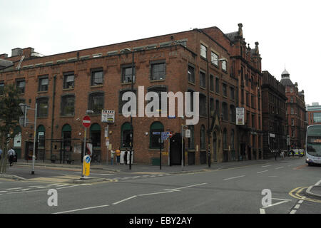 Grauen Himmel Blick großen roten Ziegelsteinen alten Lagergebäude, Ecke Hebel und Stevenson Square, Northern Quarter, Manchester Stockfoto