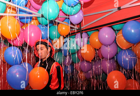 (141205)--Brüssel, Dec.5, 2014 (Xinhua)--bereitet ein Schauspieler verkleidet als Black Pete, Luftballons an Kinder in Brüssel während der Saint Nicolas-Festival in Brüssel, Belgien, 5. Dezember 2014 liefern. Saint Nicolas Festival kommt traditionell in den Niederlanden und Belgien jedes Jahr Mitte November oder Dezember. Parade durch die Straßen auf seinem Pferd mit seinem hilfreicher Assistent Black Pete, ist er traditionell die Kinder jubeln und singen traditionelle Nikolaus begrüßt. (Xinhua / Ye Pingfan) Stockfoto