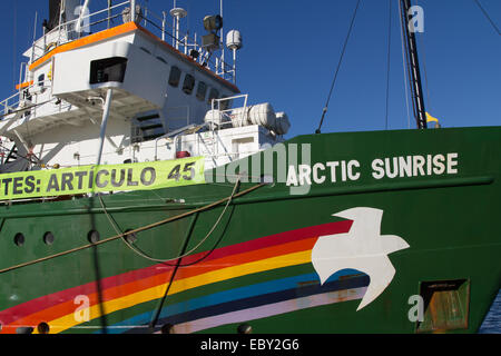 Valencia, Spanien. 5. Dezember 2014. Greenpeace Schiff "Arctic Sunrise" im Hafen von Valencia. Greenpeace ist eine nichtstaatliche Umweltorganisation mit Niederlassungen in über 40 Ländern. Bildnachweis: Robert Wilson/Alamy Live-Nachrichten Stockfoto