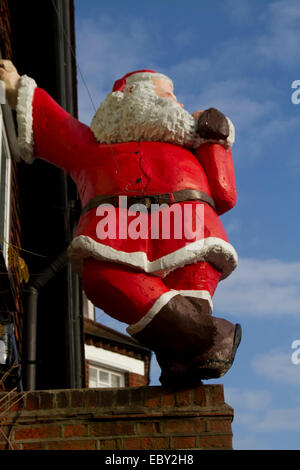 Wimbledon London, UK. 5. Dezember 2014. Ein großes Modell der Weihnachtsmann mit einer Tasche von Geschenken steht vor einem Haus in Wimbledon London Credit: Amer Ghazzal/Alamy Live-Nachrichten Stockfoto