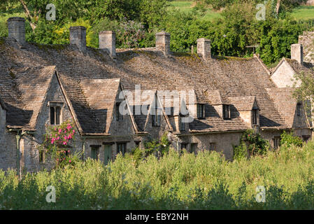 Schöne Ferienhäuser am Arlington Row in den Cotswolds Dorf Bibury, Gloucestershire, England. (Juli) im Sommer 2014. Stockfoto