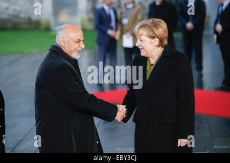 Berlin, Deutschland. 5. Dezember 2014. Angela Merkel, Bundeskanzlerin, begrüßt der Präsident von Afghanistan Aschraf Ghani Ahmadsai, mit militärischen Ehren in der deutschen Kanzlei am 5. November 2014 in Berlin, Deutschland. / Bild: Präsident von Afghanistan Aschraf Ghani Ahmadsai und Bundeskanzlerin Angela Merkel (CDU). Bildnachweis: Reynaldo Chaib Paganelli/Alamy Live-Nachrichten Stockfoto