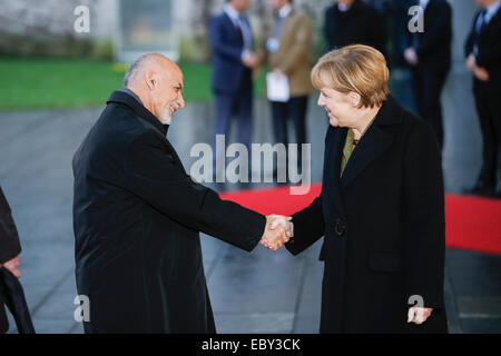 Berlin, Deutschland. 5. Dezember 2014. Angela Merkel, Bundeskanzlerin, begrüßt der Präsident von Afghanistan Aschraf Ghani Ahmadsai, mit militärischen Ehren in der deutschen Kanzlei am 5. November 2014 in Berlin, Deutschland. / Bild: Präsident von Afghanistan Aschraf Ghani Ahmadsai und Bundeskanzlerin Angela Merkel (CDU). Bildnachweis: Reynaldo Chaib Paganelli/Alamy Live-Nachrichten Stockfoto