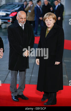 Berlin, Deutschland. 5. Dezember 2014. Angela Merkel, Bundeskanzlerin, begrüßt der Präsident von Afghanistan Aschraf Ghani Ahmadsai, mit militärischen Ehren in der deutschen Kanzlei am 5. November 2014 in Berlin, Deutschland. / Bild: Präsident von Afghanistan Aschraf Ghani Ahmadsai und Bundeskanzlerin Angela Merkel (CDU). Bildnachweis: Reynaldo Chaib Paganelli/Alamy Live-Nachrichten Stockfoto