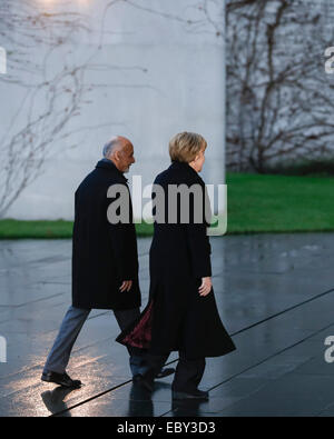 Berlin, Deutschland. 5. Dezember 2014. Angela Merkel, Bundeskanzlerin, begrüßt der Präsident von Afghanistan Aschraf Ghani Ahmadsai, mit militärischen Ehren in der deutschen Kanzlei am 5. November 2014 in Berlin, Deutschland. / Bild: Präsident von Afghanistan Aschraf Ghani Ahmadsai und Bundeskanzlerin Angela Merkel (CDU). Bildnachweis: Reynaldo Chaib Paganelli/Alamy Live-Nachrichten Stockfoto