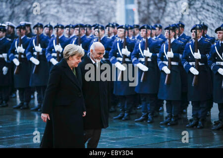 Berlin, Deutschland. 5. Dezember 2014. Angela Merkel, Bundeskanzlerin, begrüßt der Präsident von Afghanistan Aschraf Ghani Ahmadsai, mit militärischen Ehren in der deutschen Kanzlei am 5. November 2014 in Berlin, Deutschland. / Bild: Präsident von Afghanistan Aschraf Ghani Ahmadsai und Bundeskanzlerin Angela Merkel (CDU). Bildnachweis: Reynaldo Chaib Paganelli/Alamy Live-Nachrichten Stockfoto