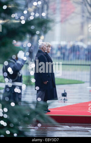 Berlin, Deutschland. 5. Dezember 2014. Angela Merkel, Bundeskanzlerin, begrüßt der Präsident von Afghanistan Aschraf Ghani Ahmadsai, mit militärischen Ehren in der deutschen Kanzlei am 5. November 2014 in Berlin, Deutschland. / Bild: Präsident von Afghanistan Aschraf Ghani Ahmadsai und Bundeskanzlerin Angela Merkel (CDU). Bildnachweis: Reynaldo Chaib Paganelli/Alamy Live-Nachrichten Stockfoto