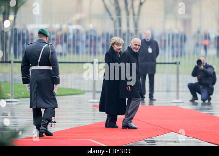 Berlin, Deutschland. 5. Dezember 2014. Angela Merkel, Bundeskanzlerin, begrüßt der Präsident von Afghanistan Aschraf Ghani Ahmadsai, mit militärischen Ehren in der deutschen Kanzlei am 5. November 2014 in Berlin, Deutschland. / Bild: Präsident von Afghanistan Aschraf Ghani Ahmadsai und Bundeskanzlerin Angela Merkel (CDU). Bildnachweis: Reynaldo Chaib Paganelli/Alamy Live-Nachrichten Stockfoto