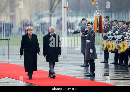 Berlin, Deutschland. 5. Dezember 2014. Angela Merkel, Bundeskanzlerin, begrüßt der Präsident von Afghanistan Aschraf Ghani Ahmadsai, mit militärischen Ehren in der deutschen Kanzlei am 5. November 2014 in Berlin, Deutschland. / Bild: Präsident von Afghanistan Aschraf Ghani Ahmadsai und Bundeskanzlerin Angela Merkel (CDU). Bildnachweis: Reynaldo Chaib Paganelli/Alamy Live-Nachrichten Stockfoto