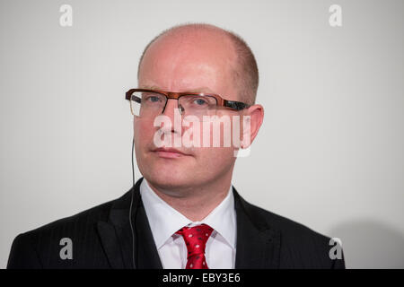 Prag, Tschechische Republik. 4. Dezember 2014. Der tschechische Ministerpräsident Bohuslav Sobotka in den bayerischen Büros in Prag, Tschechische Republik, 4. Dezember 2014. Foto: ARMIN WEIGEL/Dpa/Alamy Live-Nachrichten Stockfoto