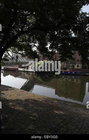 Porträt von Wharf mit Baum, West über Castlefield Kreuzung mit dem Erstellen von Reflexionen, Castlefield Canal Basin, Manchester Stockfoto