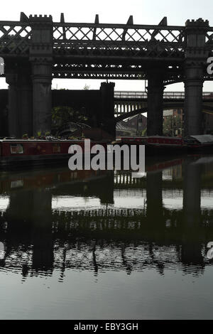 Porträt Süden Lastkähne festgemacht Wharf und Stahlrohr große nördliche Eisenbahnviadukt Castlefield Canal Basin, Manchester, UK Stockfoto