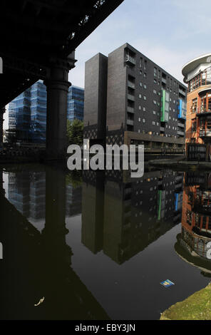 Blauer Himmel Reflexionen Porträt Great Northern Viadukt, Wohnblocks in der Nähe von Kartoffel Wharf, Catlefield-Kanal-Becken, Manchester Stockfoto