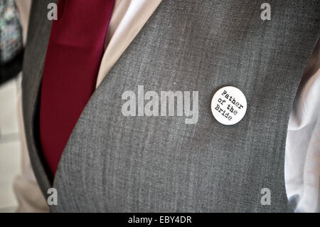 Vater der Braut Plakette auf einem Brautführer Knopfloch. Stockfoto