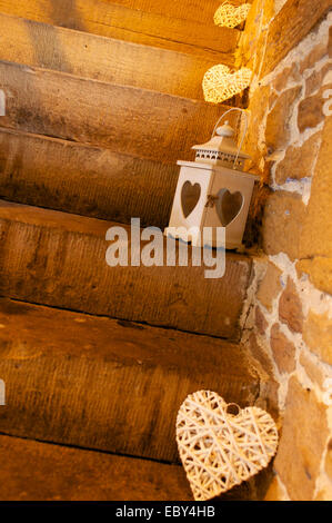 Wicker Herzen und Laternen auf steinernen Stufen. Stockfoto