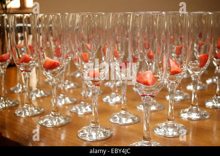 Erdbeeren in Champagner-Gläser. Stockfoto