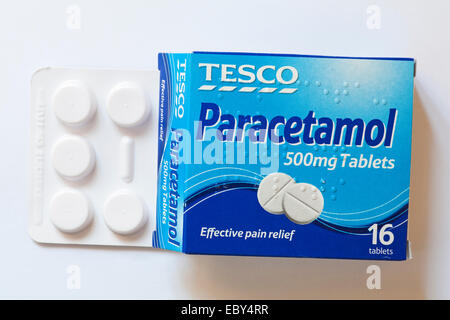 Packung von Tesco Paracetamol 500mg Tabletten isoliert auf weißem Hintergrund Stockfoto
