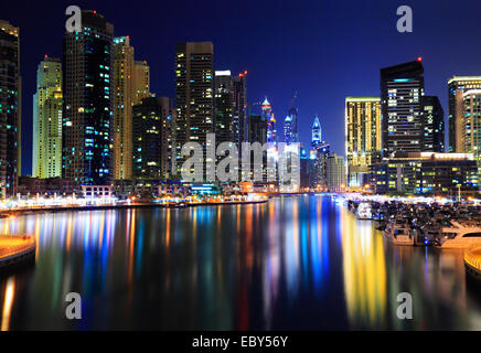 Dubai Marina bei Nacht. Reflexionen von Wolkenkratzern in Wasser Stockfoto