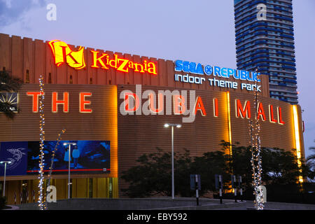 Dubai Mall, Nacht, außen Stockfoto