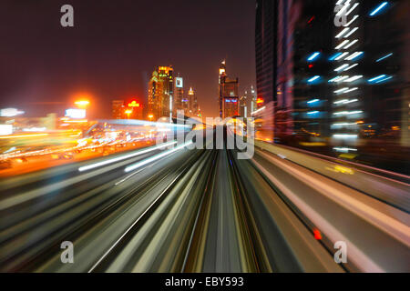 Dubai Metro bei Nacht Stockfoto