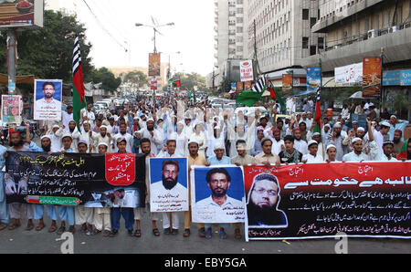 Aktivisten der Ahle Sunnat Wal Jamat protestieren gegen Tötung von ihr Kollege Tariq und Fehlen von ihrer Aktivist während einer Demonstration im Karachi Presseclub am Freitag, 5. Dezember 2014 statt. Stockfoto