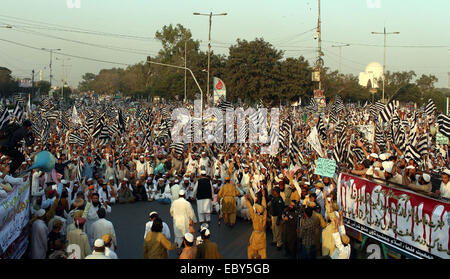 Aktivisten der Jamiat Ulema-e-Islam Fazal (JUI-F) hält eine Protestkundgebung gegen das Töten von JUI F Sindh, Generalsekretär und Ex-Senator Dr. Khalid Mehmood Soomro und anspruchsvoll zu seinem Mörder, der Durchreise M.A Jinnah Road in Karachi auf Freitag, 5. Dezember 2014 zu verhaften. Stockfoto