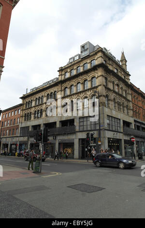 Weiße Wolken Porträt, in Richtung "59 Church Street", Auto crossing Church Street an der Oldham Street, Northern Quarter, Manchester, UK Stockfoto