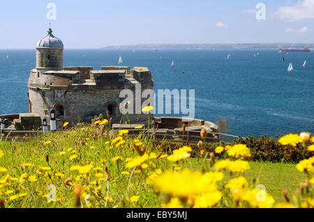 St. Mawes Castle mit Blick über die Carrick Straßen & Falmouth Bay Carrick Süd Cornwall South West England UK Stockfoto