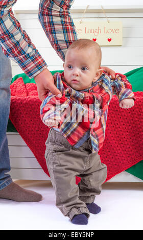 Baby Junge mit seinem Vater auf weißem Hintergrund Stockfoto