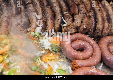 Italienische Wurst, Paprika und Zwiebeln Kochen auf dem Grill bei einem Straßenfest im New Yorker Stadtteil Little Italy. Stockfoto