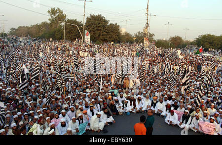 Aktivisten der Jamiat Ulema-e-Islam Fazal (JUI-F) hält eine Protestkundgebung gegen das Töten von JUI F Sindh, Generalsekretär und Ex-Senator Dr. Khalid Mehmood Soomro und anspruchsvoll zu seinem Mörder, der Durchreise M.A Jinnah Road in Karachi auf Freitag, 5. Dezember 2014 zu verhaften. Stockfoto