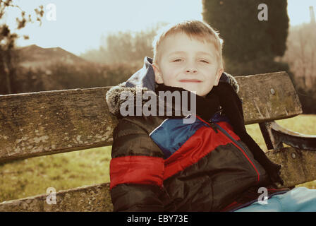 Kind im park Stockfoto