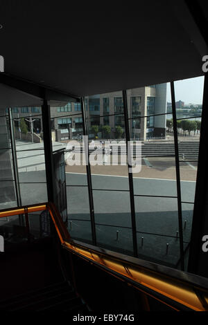 Porträt durch große Glasfenster Lowry Outlet von Theater-Treppe im Foyer der Lowry Centre, Salford Quays, Greater Manchester Stockfoto